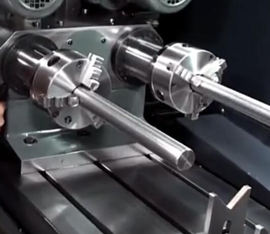  軸類深孔鉆床，這樣的數(shù)控機床國內很少見，看看不一樣的加工過程